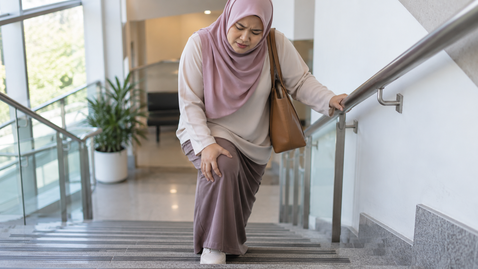 Sakit Lutut Bila Naik Turun Tangga — Kenapa Sakit Lebih Terasa?